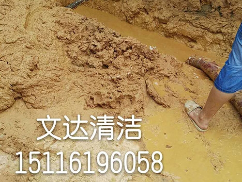 泥浆清运中